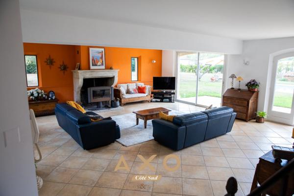 MEYRARGUES  MAISON DEXCEPTION  T7  PISCINE  POOL HOUSE  JARDIN PAYSAGÉ  VUE DÉGAGÉE  3 800 M² DE TERRAIN  1 239 000