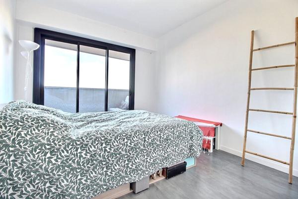 Appartement Courbevoie 2 pièces 54 m2 - TRANSPORTS - COMMERCES - DPE C - SANS VIS-A-VIS - LUMINEUX