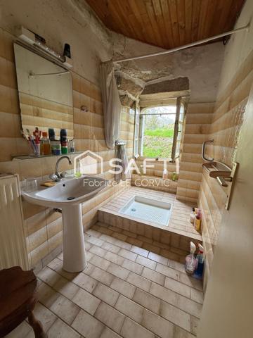 LONGERE A RENOVER A 2 PAS DU CENTRE VILLE DE BAUD