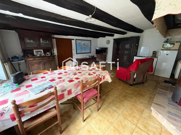 LONGERE A RENOVER A 2 PAS DU CENTRE VILLE DE BAUD