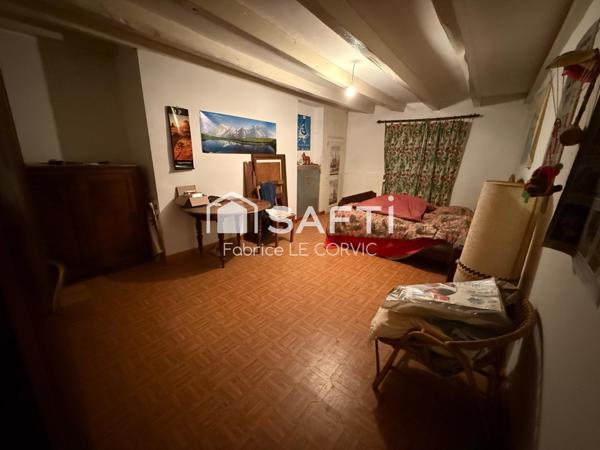 LONGERE A RENOVER A 2 PAS DU CENTRE VILLE DE BAUD