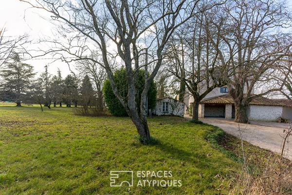 Ancien prieuré rénové dans un cadre bucolique face à la tour de Crest