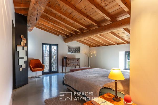 Ancien prieuré rénové dans un cadre bucolique face à la tour de Crest