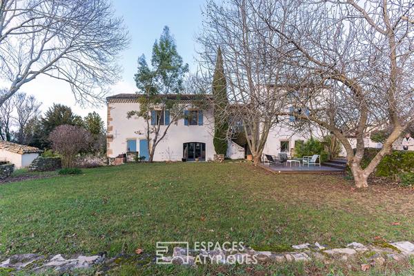 Ancien prieuré rénové dans un cadre bucolique face à la tour de Crest