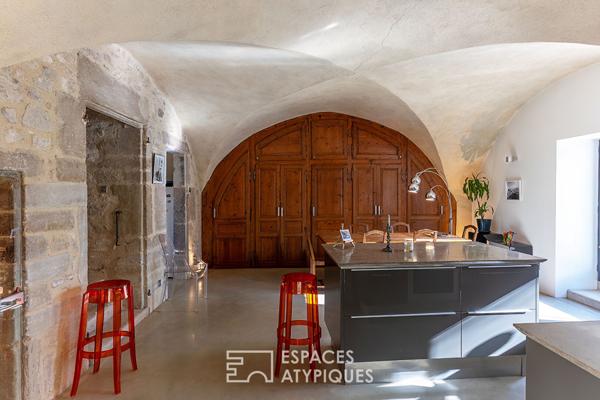 Ancien prieuré rénové dans un cadre bucolique face à la tour de Crest