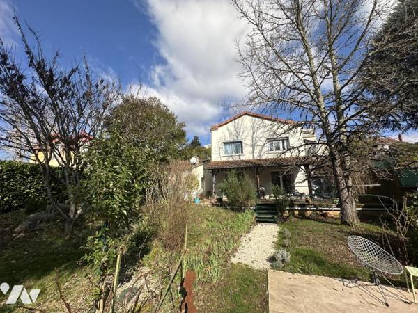 Maison de centre-ville avec piscine et garage