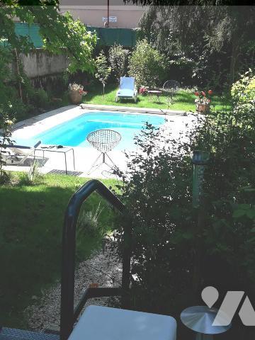 Maison de centre-ville avec piscine et garage