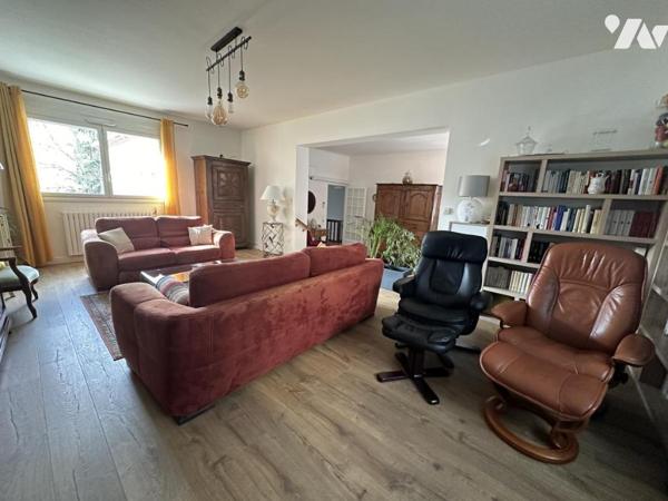 Maison de centre-ville avec piscine et garage