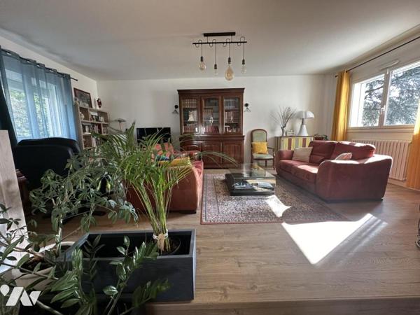 Maison de centre-ville avec piscine et garage