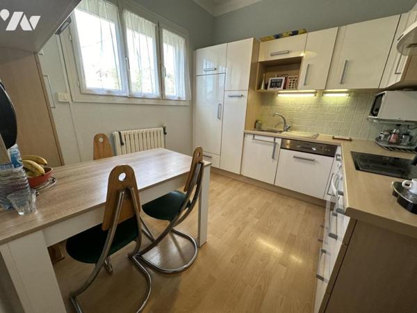 Maison de centre-ville avec piscine et garage