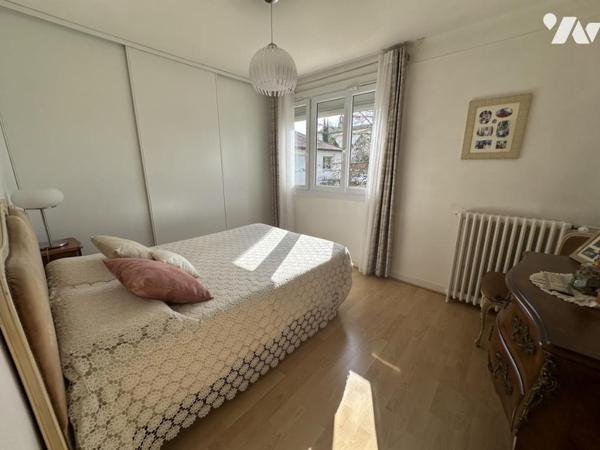 Maison de centre-ville avec piscine et garage