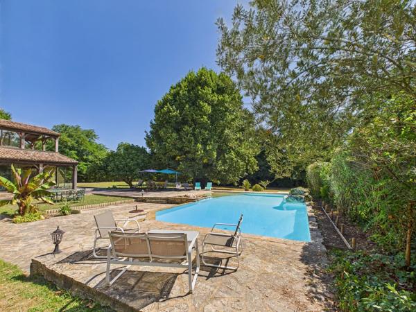 Propriété d’exception du Moyen Âge en bord de rivière – Maison d’amis, piscine à débordement et dépendance – Proche Bergerac