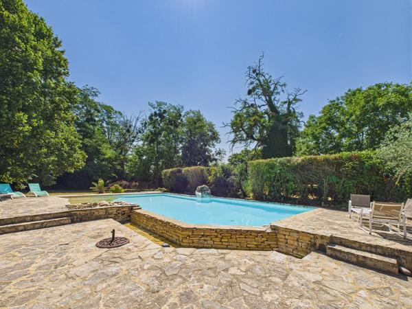 Propriété d’exception du Moyen Âge en bord de rivière – Maison d’amis, piscine à débordement et dépendance – Proche Bergerac