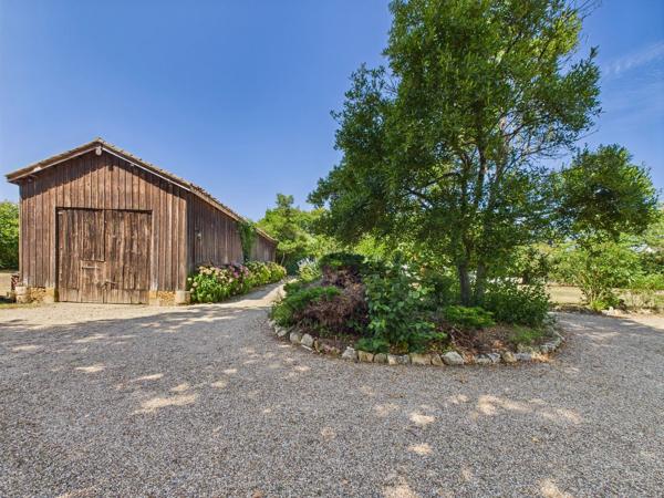 Propriété d’exception du Moyen Âge en bord de rivière – Maison d’amis, piscine à débordement et dépendance – Proche Bergerac