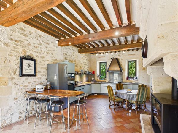 Propriété d’exception du Moyen Âge en bord de rivière – Maison d’amis, piscine à débordement et dépendance – Proche Bergerac