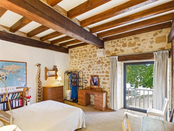 Propriété d’exception du Moyen Âge en bord de rivière – Maison d’amis, piscine à débordement et dépendance – Proche Bergerac