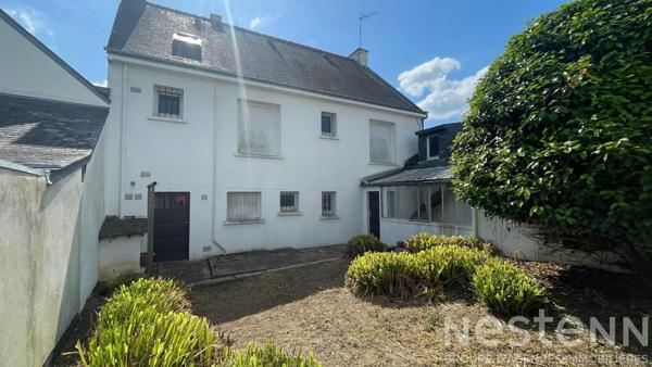 A proximité immédiate du centre ville, au coeur d'un quartier calme et à l'écart des axes passants, dans un quartier recherché à pied des commerces