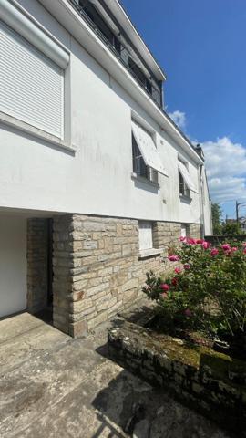 A proximité immédiate du centre ville, au coeur d'un quartier calme et à l'écart des axes passants, dans un quartier recherché à pied des commerces