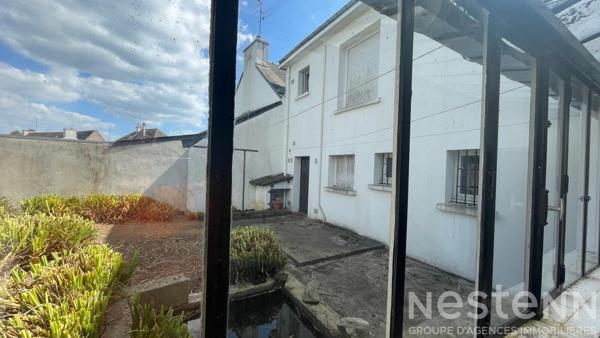 A proximité immédiate du centre ville, au coeur d'un quartier calme et à l'écart des axes passants, dans un quartier recherché à pied des commerces