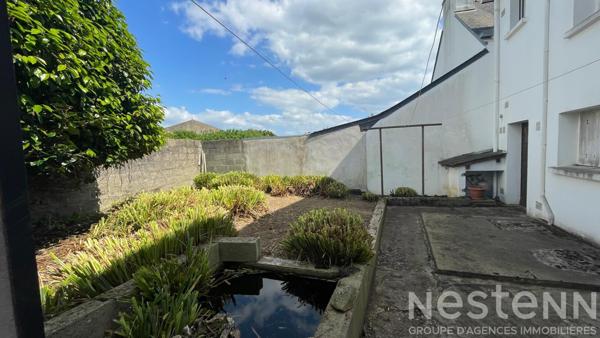 A proximité immédiate du centre ville, au coeur d'un quartier calme et à l'écart des axes passants, dans un quartier recherché à pied des commerces