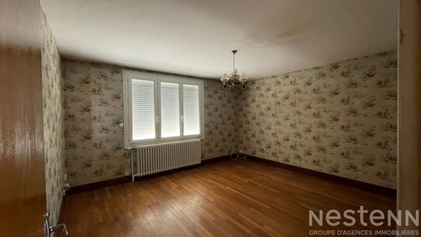 A proximité immédiate du centre ville, au coeur d'un quartier calme et à l'écart des axes passants, dans un quartier recherché à pied des commerces