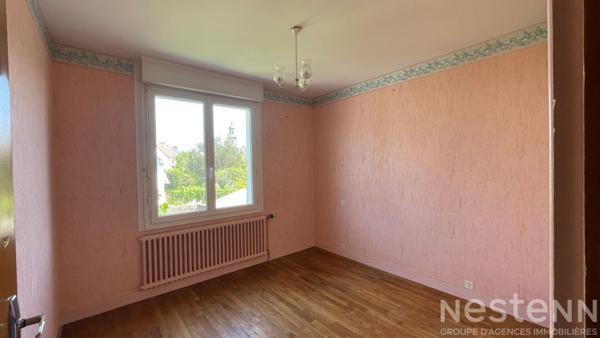 A proximité immédiate du centre ville, au coeur d'un quartier calme et à l'écart des axes passants, dans un quartier recherché à pied des commerces