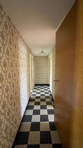 A proximité immédiate du centre ville, au coeur d'un quartier calme et à l'écart des axes passants, dans un quartier recherché à pied des commerces