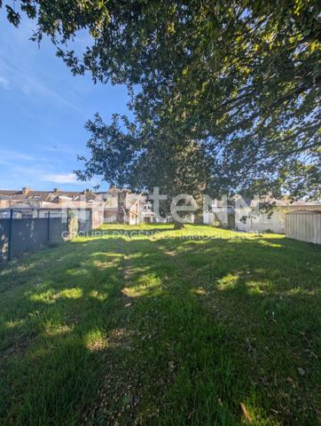 Maison à vendre à Radenac avec un local commercial loué