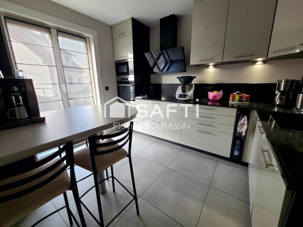 MAISON FAMILIALE - T6 - JARDIN - PISCINE - GARAGES