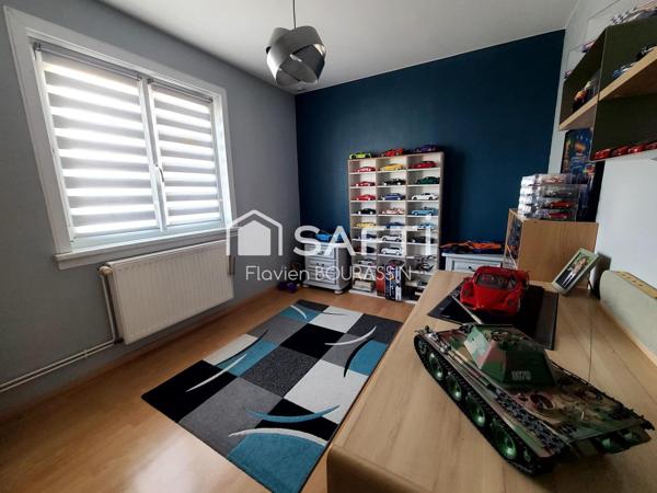 MAISON FAMILIALE - T6 - JARDIN - PISCINE - GARAGES