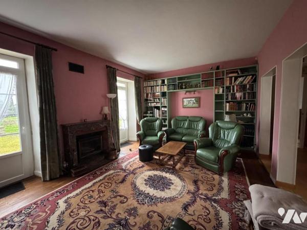 GRANDE MAISON DE MAITRE A RESTAURER AVEC DEPENDANCES, GARAGE  ET BEAU TERRAIN à 10 mn de FONTENAY