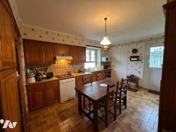 GRANDE MAISON DE MAITRE A RESTAURER AVEC DEPENDANCES, GARAGE  ET BEAU TERRAIN à 10 mn de FONTENAY