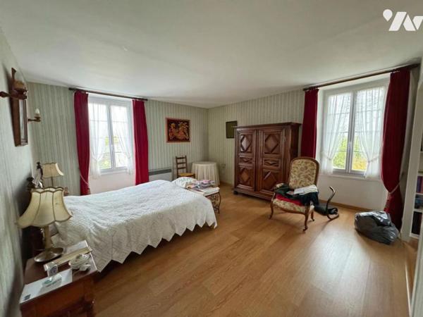 GRANDE MAISON DE MAITRE A RESTAURER AVEC DEPENDANCES, GARAGE  ET BEAU TERRAIN à 10 mn de FONTENAY