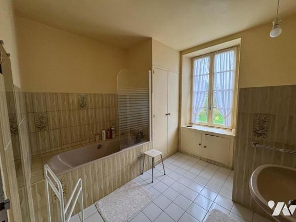 GRANDE MAISON DE MAITRE A RESTAURER AVEC DEPENDANCES, GARAGE  ET BEAU TERRAIN à 10 mn de FONTENAY