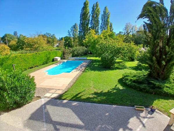 Maison spacieuse en pierre de taille avec piscine, à quelques minutes d'Angoulême