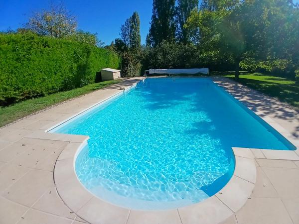 Maison spacieuse en pierre de taille avec piscine, à quelques minutes d'Angoulême