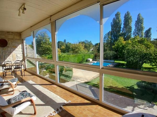 Maison spacieuse en pierre de taille avec piscine, à quelques minutes d'Angoulême