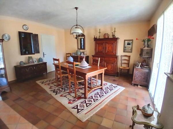 Maison spacieuse en pierre de taille avec piscine, à quelques minutes d'Angoulême