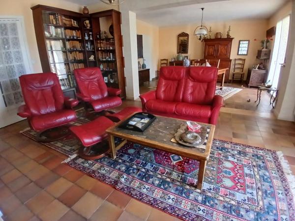Maison spacieuse en pierre de taille avec piscine, à quelques minutes d'Angoulême