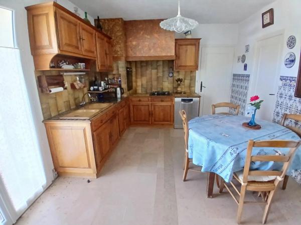 Maison spacieuse en pierre de taille avec piscine, à quelques minutes d'Angoulême