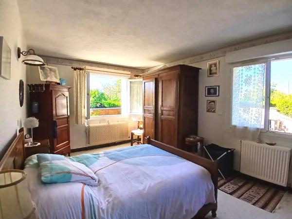 Maison spacieuse en pierre de taille avec piscine, à quelques minutes d'Angoulême