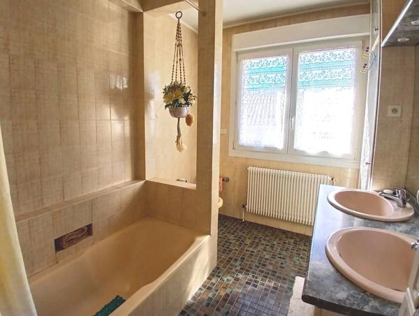 Maison spacieuse en pierre de taille avec piscine, à quelques minutes d'Angoulême