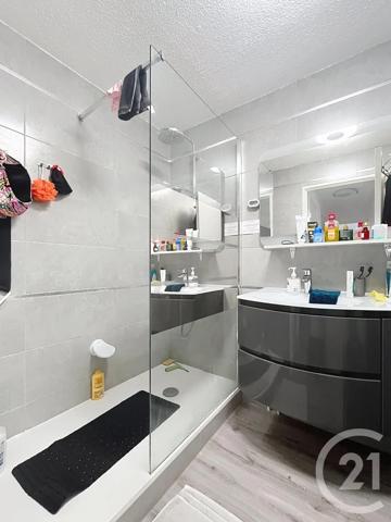 Appartement T4 à vendre  4 pièces - 87 m 2   FREJUS  - 83