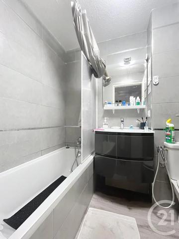 Appartement T4 à vendre  4 pièces - 87 m 2   FREJUS  - 83