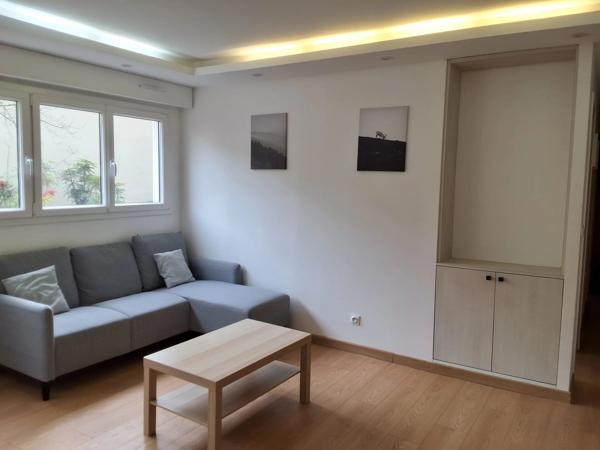Location                                                      Appartement
                        
                     3 pièces                      54 m2                     à Courbevoie