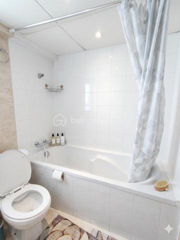 Secteur Maladerie - Émile Dubois | 3 Logements Indépendants | 103 M² au total.

Cet ensemble immobilier rare sur le marché représente une opportunité "clé en main" pour les investisseurs exigeants ou les projets de vie multigénérationnels.

L'actif se compose de trois logement autour d'une cour sécurisée :

Le Pavillon Principal : Divisé en deux appartements T2 parfaitement autonomes (un en RDC, un au 1er étage). Chaque unité dispose d'une pièce de vie avec cuisine ouverte, d'une chambre et d'une salle de bain avec baignoire et WC.

Le Bis : Un T2 indépendant avec accès direct sur rue, offrant une flexibilité totale (usage résidentiel ou professionnel). celle ci dispose d'une chambre en mezzanine de 9 m².

En milieu urbain dense, l'accès à une cour commune sécurisée est un luxe. La présence d'une cabane de rangement (vélos, stockage) apporte une valeur d'usage concrète et on peu y garé un véhicule.

Le quartier Maladerie est prisé pour son calme résidentiel. Aubervilliers profite d'une dynamique de valorisation exceptionnelle grâce au Grand Paris Express. 

Ligne 7 (Fort d'Aubervilliers) : Ligne 12 (Mairie d'Aubervilliers) : RER B (La Courneuve - Aubervilliers) : Ligne T1 : Lignes Bus 150, 173, 250.

Proximité immédiate de l'A86 et de l'A1.

Plans, informations complémentaires et rendez-vous disponibles sur demande.
Photos de synthèse non contractuelles, illustrations d'ambiance.