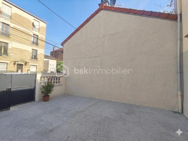 Secteur Maladerie - Émile Dubois | 3 Logements Indépendants | 103 M² au total.

Cet ensemble immobilier rare sur le marché représente une opportunité "clé en main" pour les investisseurs exigeants ou les projets de vie multigénérationnels.

L'actif se compose de trois logement autour d'une cour sécurisée :

Le Pavillon Principal : Divisé en deux appartements T2 parfaitement autonomes (un en RDC, un au 1er étage). Chaque unité dispose d'une pièce de vie avec cuisine ouverte, d'une chambre et d'une salle de bain avec baignoire et WC.

Le Bis : Un T2 indépendant avec accès direct sur rue, offrant une flexibilité totale (usage résidentiel ou professionnel). celle ci dispose d'une chambre en mezzanine de 9 m².

En milieu urbain dense, l'accès à une cour commune sécurisée est un luxe. La présence d'une cabane de rangement (vélos, stockage) apporte une valeur d'usage concrète et on peu y garé un véhicule.

Le quartier Maladerie est prisé pour son calme résidentiel. Aubervilliers profite d'une dynamique de valorisation exceptionnelle grâce au Grand Paris Express. 

Ligne 7 (Fort d'Aubervilliers) : Ligne 12 (Mairie d'Aubervilliers) : RER B (La Courneuve - Aubervilliers) : Ligne T1 : Lignes Bus 150, 173, 250.

Proximité immédiate de l'A86 et de l'A1.

Plans, informations complémentaires et rendez-vous disponibles sur demande.
Photos de synthèse non contractuelles, illustrations d'ambiance.