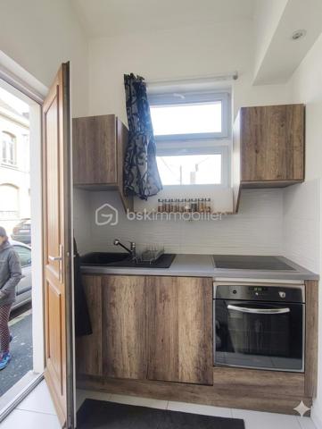 Secteur Maladerie - Émile Dubois | 3 Logements Indépendants | 103 M² au total.

Cet ensemble immobilier rare sur le marché représente une opportunité "clé en main" pour les investisseurs exigeants ou les projets de vie multigénérationnels.

L'actif se compose de trois logement autour d'une cour sécurisée :

Le Pavillon Principal : Divisé en deux appartements T2 parfaitement autonomes (un en RDC, un au 1er étage). Chaque unité dispose d'une pièce de vie avec cuisine ouverte, d'une chambre et d'une salle de bain avec baignoire et WC.

Le Bis : Un T2 indépendant avec accès direct sur rue, offrant une flexibilité totale (usage résidentiel ou professionnel). celle ci dispose d'une chambre en mezzanine de 9 m².

En milieu urbain dense, l'accès à une cour commune sécurisée est un luxe. La présence d'une cabane de rangement (vélos, stockage) apporte une valeur d'usage concrète et on peu y garé un véhicule.

Le quartier Maladerie est prisé pour son calme résidentiel. Aubervilliers profite d'une dynamique de valorisation exceptionnelle grâce au Grand Paris Express. 

Ligne 7 (Fort d'Aubervilliers) : Ligne 12 (Mairie d'Aubervilliers) : RER B (La Courneuve - Aubervilliers) : Ligne T1 : Lignes Bus 150, 173, 250.

Proximité immédiate de l'A86 et de l'A1.

Plans, informations complémentaires et rendez-vous disponibles sur demande.
Photos de synthèse non contractuelles, illustrations d'ambiance.