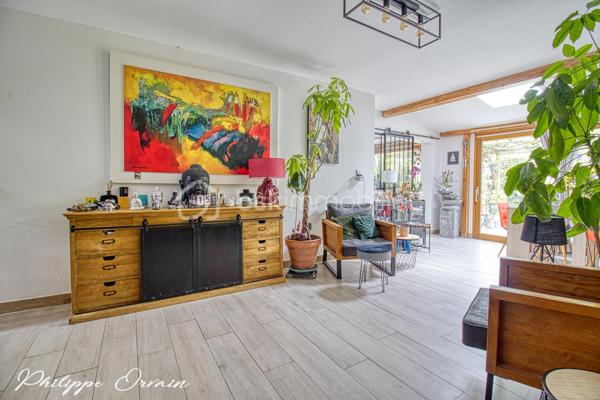 🌿 Grande maison familiale de plain-pied – Calme, confort et espace à Fosses !

À Fosses, dans un environnement calme et verdoyant, à proximité immédiate des écoles, des commodités et des axes rapides, venez découvrir cette spacieuse maison familiale pleine de charme.

Implantée sur un terrain clos, arboré et sans vis-à-vis de 375 m², cette maison de plain-pied offre une surface généreuse et fonctionnelle, idéale pour accueillir toute la famille.

✨ Vous serez séduit par :
Un vaste double séjour lumineux avec salle à manger, parfait pour vos moments en famille
Un salon chaleureux
Une cuisine aménagée et équipée
4 grandes chambres (possibilité d’en créer jusqu’à 5 !)
Une salle d’eau et WC séparés
Une mezzanine offrant un espace supplémentaire modulable
Une véranda baignée de lumière, véritable pièce de vie en plus

🚗 Côté pratique :
Un garage spacieux avec rangements complète ce bien.

🌞 Extérieurs et équipements :
Terrain sans vis-à-vis avec jardin arboré
Pompe à chaleur neuve (2023)
Panneaux solaires pour chauffer l'eau
Puits, vigne, cabanon de jardin
Espace barbecue

📍 Localisation idéale :
Écoles et commerces à proximité
Gare accessible à pied en 10 minutes
Accès rapide à l’A1 direction Paris
À seulement 15 minutes de Roissy CDG

💡 Les atouts majeurs :
✔ Maison entretenue et fonctionnelle
✔ Excellente isolation
✔ Nombreux rangements
✔ Environnement paisible
✔ Parfait pour une famille ou pour vivre de plain-pied en toute sérénité

🏡 Une maison où il fait bon vivre, prête à accueillir vos projets de vie !

📞 Contactez-moi dès maintenant pour organiser une visite — coup de cœur assuré !