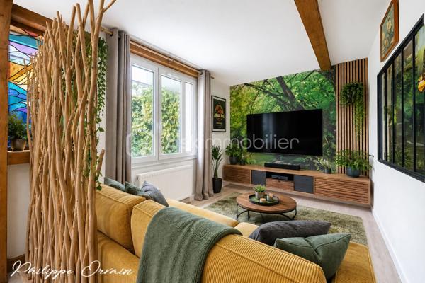 🌿 Grande maison familiale de plain-pied – Calme, confort et espace à Fosses !

À Fosses, dans un environnement calme et verdoyant, à proximité immédiate des écoles, des commodités et des axes rapides, venez découvrir cette spacieuse maison familiale pleine de charme.

Implantée sur un terrain clos, arboré et sans vis-à-vis de 375 m², cette maison de plain-pied offre une surface généreuse et fonctionnelle, idéale pour accueillir toute la famille.

✨ Vous serez séduit par :
Un vaste double séjour lumineux avec salle à manger, parfait pour vos moments en famille
Un salon chaleureux
Une cuisine aménagée et équipée
4 grandes chambres (possibilité d’en créer jusqu’à 5 !)
Une salle d’eau et WC séparés
Une mezzanine offrant un espace supplémentaire modulable
Une véranda baignée de lumière, véritable pièce de vie en plus

🚗 Côté pratique :
Un garage spacieux avec rangements complète ce bien.

🌞 Extérieurs et équipements :
Terrain sans vis-à-vis avec jardin arboré
Pompe à chaleur neuve (2023)
Panneaux solaires pour chauffer l'eau
Puits, vigne, cabanon de jardin
Espace barbecue

📍 Localisation idéale :
Écoles et commerces à proximité
Gare accessible à pied en 10 minutes
Accès rapide à l’A1 direction Paris
À seulement 15 minutes de Roissy CDG

💡 Les atouts majeurs :
✔ Maison entretenue et fonctionnelle
✔ Excellente isolation
✔ Nombreux rangements
✔ Environnement paisible
✔ Parfait pour une famille ou pour vivre de plain-pied en toute sérénité

🏡 Une maison où il fait bon vivre, prête à accueillir vos projets de vie !

📞 Contactez-moi dès maintenant pour organiser une visite — coup de cœur assuré !